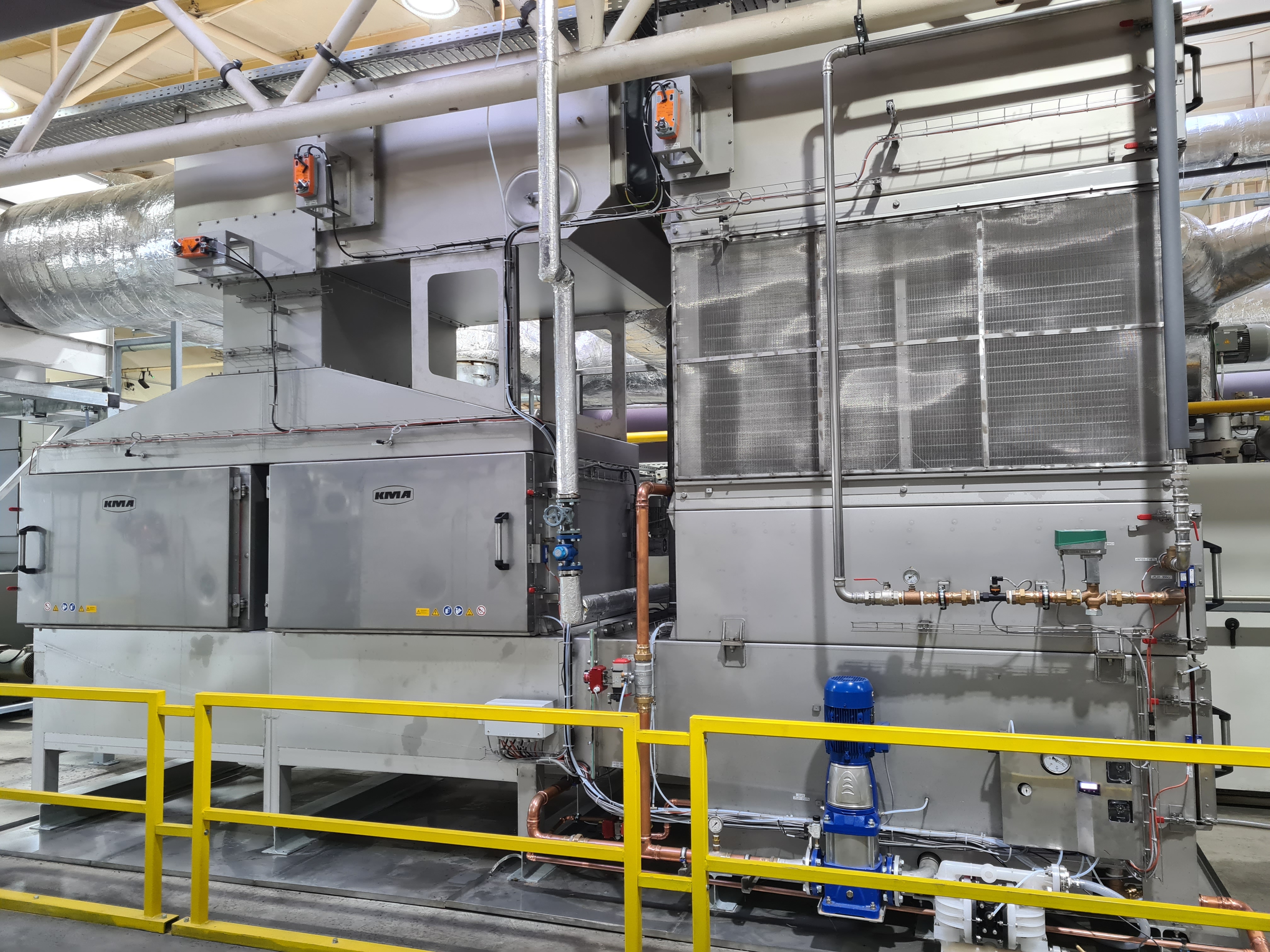 KMA installed an ULTRAVENT® exhaust air filtration system with an integrated heat exchanger and an electrostatic precipitator for both stenter frames.